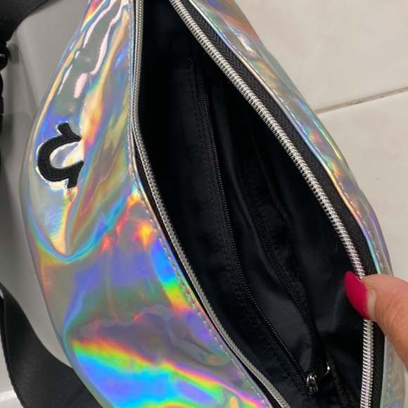 TRUE RELIGION SILVER Holographic Fanny Pack! Stunning Brand New No Tags - Picture 3 of 4